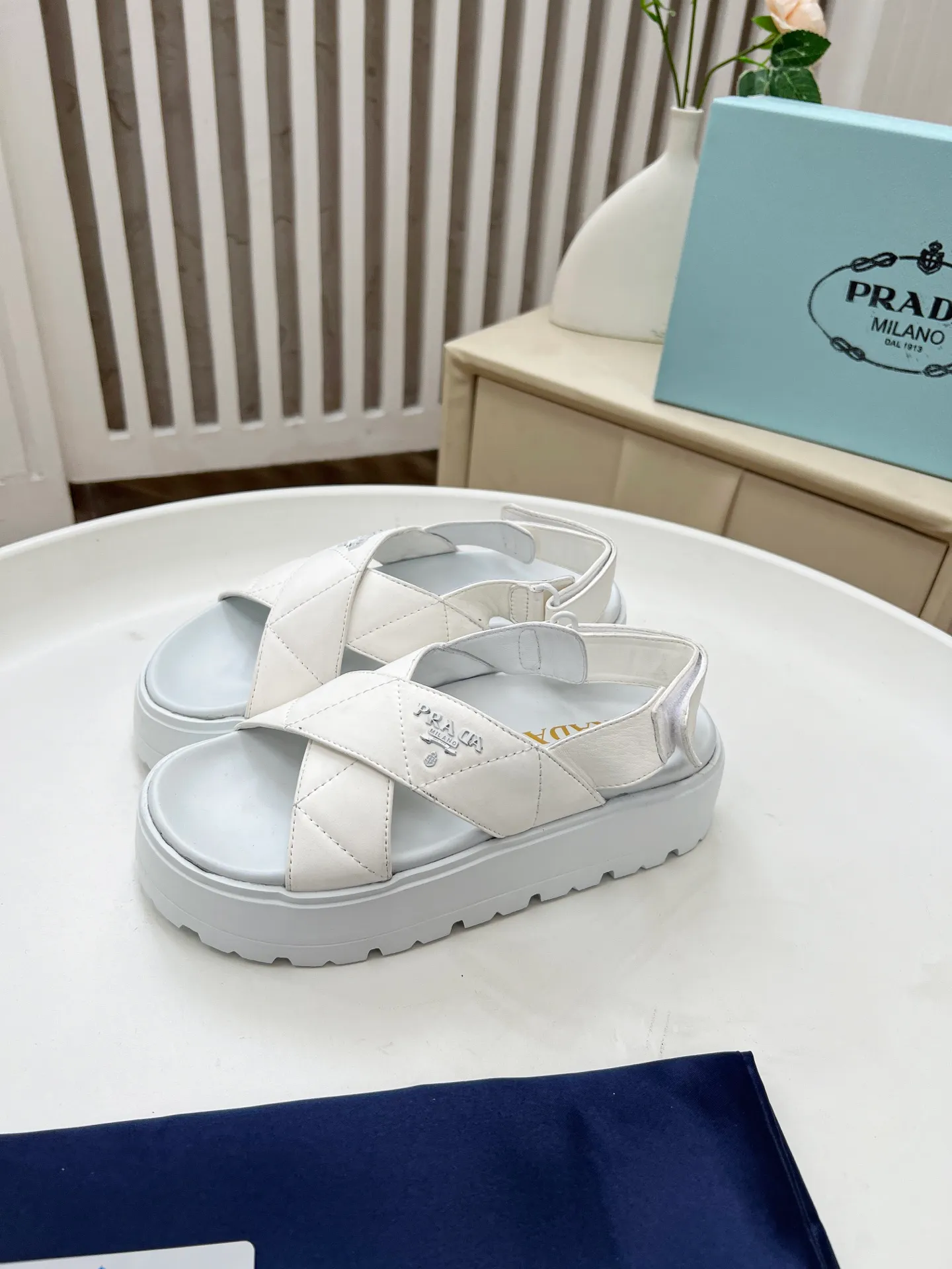 👟👟Ex-factory price 440👟👟 Prada/Prada 25ss summer new couple's beach thick-soled Birkenstock sandals. This shoe style is really a classic design that will not go out of style and is in line with everyone's current pursuit of comfortable and healthy wearing concepts. It is regarded by many domestic and foreign celebrities and fashionistas as an important choice for daily slippers. ✔Upper: imported super soft sheepskin ✔Inner lining: imported sheepskin ✔Hardware: Original molded split hardware ✔Outsole: Ultra-light, wear-resistant and non-slip foam sole ✔Number of yards: 35~40 (custom-made 40 pieces are non-refundable)